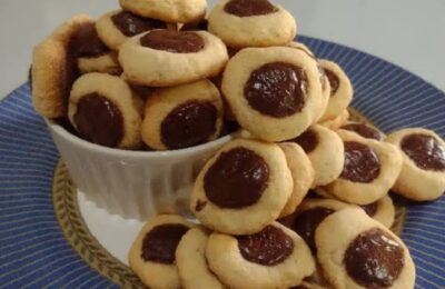 Choco Biscuit Caseiro Crocante Com Pastilhas De Chocolate é Uma Receita Simples, Sem Ovo E...