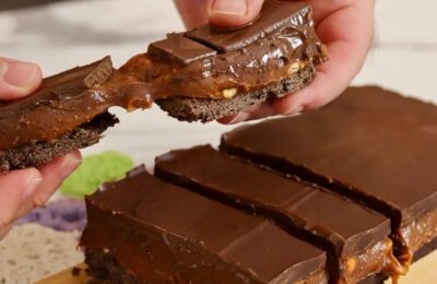 Receita Da Clássica Torta De Manteiga Escocesa Com Camadas De Caramelo E Chocolate....