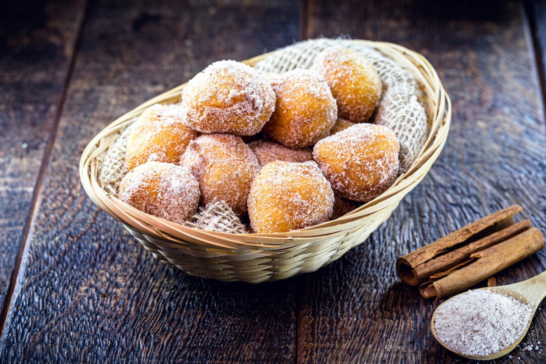 Como fazer bolinho de chuva igual o da vovó que aquece o coração