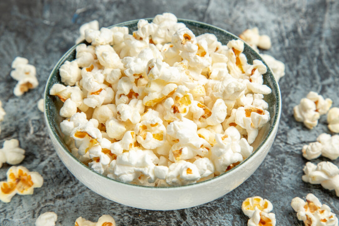 Como fazer pipoca com cheiro de cinema e sabor de diversão em casa