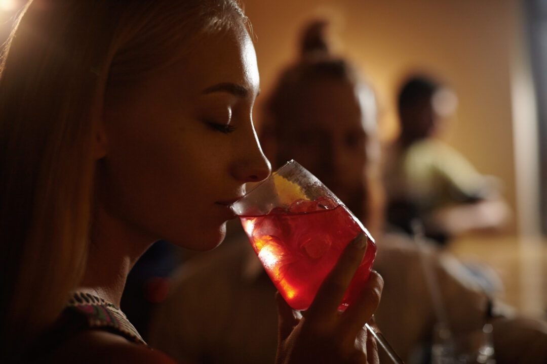 Cosmopolitan clássico com elegância, frescor e o toque sofisticado de um drink inesquecível