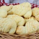 Receita Simples E Perfeita De Biscoitos De Queijo Assados, Macios Por Dentro...