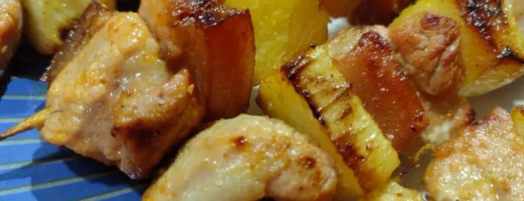 Espetinho De Panceta Com Abacaxi Delicioso E Fácil é Agridoce, Suculento E Perfeito Para Churrasco...