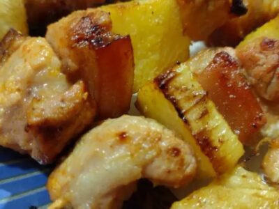 Espetinho De Panceta Com Abacaxi Delicioso E Fácil é Agridoce, Suculento E Perfeito Para Churrasco...