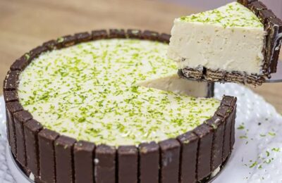 Torta Cremosa Com Base De Bis E Mousse De Limão Simples E Gelada....