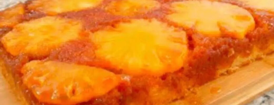 Bolo De Abacaxi Invertido, úmido E Caramelizado, Feito Com Ingredientes Simples....