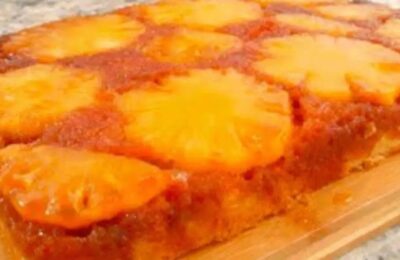 Bolo De Abacaxi Invertido, úmido E Caramelizado, Feito Com Ingredientes Simples....