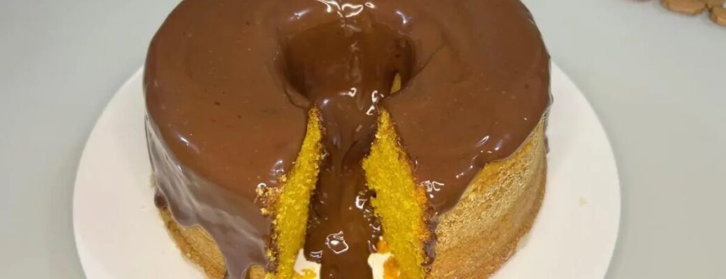 Receita Fácil De Bolo De Cenoura Fofinho Com Calda De Chocolate....