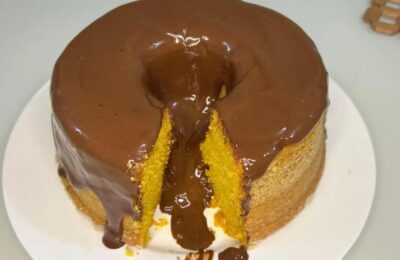 Receita Fácil De Bolo De Cenoura Fofinho Com Calda De Chocolate....