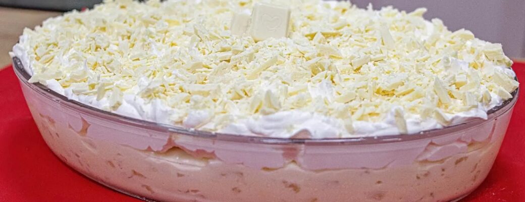 Receita Cremosa De Gelado De Abacaxi Com Cobertura De Chantilly E Chocolate Branco....