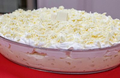 Receita Cremosa De Gelado De Abacaxi Com Cobertura De Chantilly E Chocolate Branco....