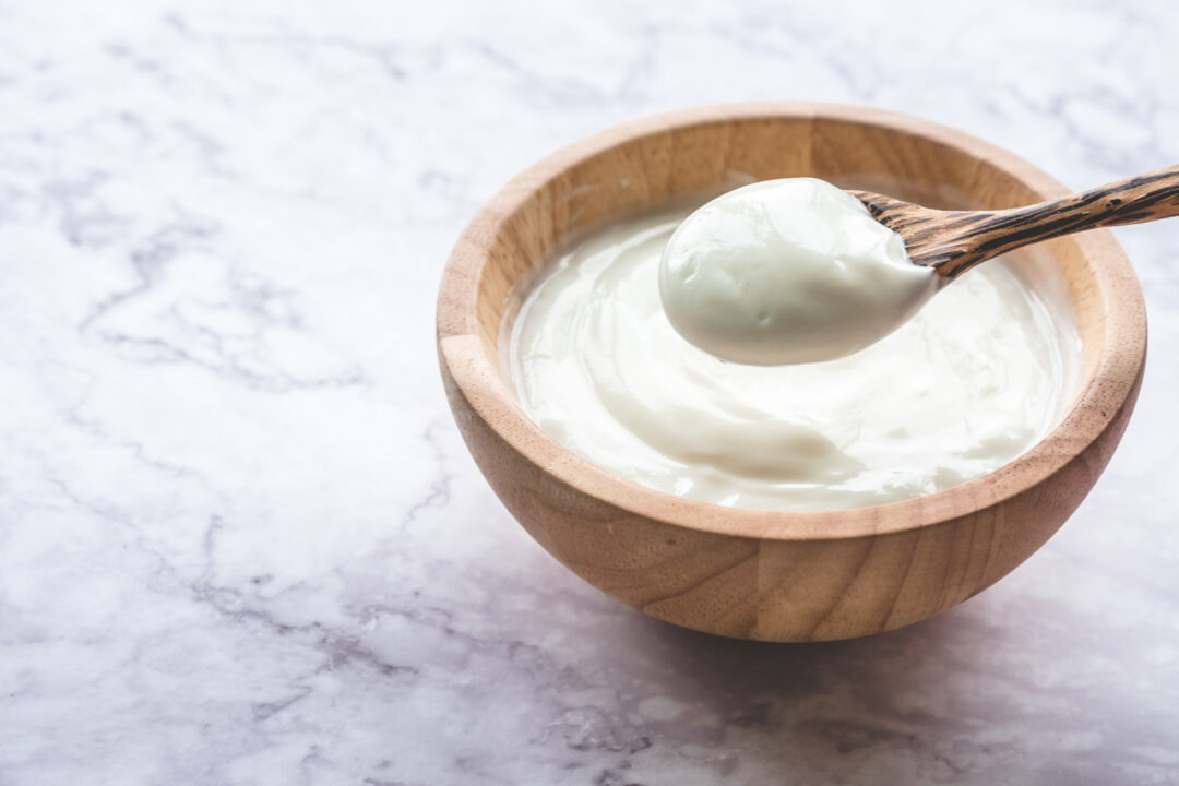 Iogurte natural caseiro cremoso, saudável e fácil de fazer em casa