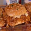 Hambúrguer De Forno Com Cheddar, Cebola Caramelizada E Bacon Crocante....