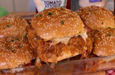 Hambúrguer De Forno Com Cheddar, Cebola Caramelizada E Bacon Crocante....