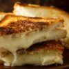Lanche De Pão De Forma Com Crosta De Queijo Crocante é Uma Receita Fácil E...