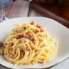 Macarrão Carbonara Cremoso Fácil De Fazer Hoje: Aprenda Essa Receita Deliciosa E Rápida Com Bacon,...