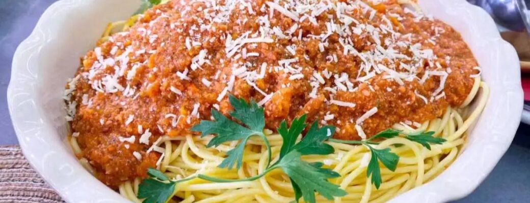 Macarrão De Domingo Com Molho Caseiro Perfeito Traz Frango Dourado E Molho Rústico Com Tomate...