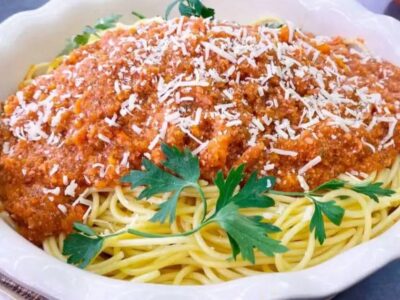 Macarrão De Domingo Com Molho Caseiro Perfeito Traz Frango Dourado E Molho Rústico Com Tomate...