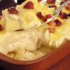 Mandioca Gratinada Com Creme De Bacon E Queijo é Uma Receita Deliciosa, Cremosa E Perfeita...