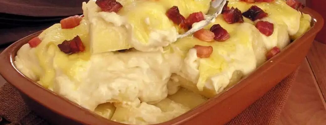 Mandioca Gratinada Com Creme De Bacon E Queijo é Uma Receita Deliciosa, Cremosa E Perfeita...