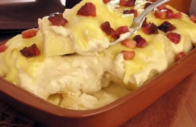 Mandioca Gratinada Com Creme De Bacon E Queijo é Uma Receita Deliciosa, Cremosa E Perfeita...