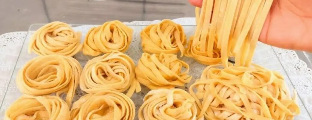 Massa De Macarrão Caseira Com Apenas Dois Ingredientes é Prática, Econômica E Perfeita Para Qualquer...