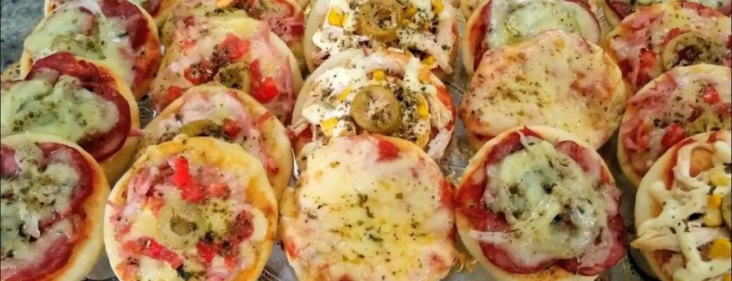Mini Pizza De Carne Moída Assada No Chão Do Forno é Prática, Crocante E Deliciosa....