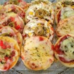 Mini Pizza De Carne Moída Assada No Chão Do Forno é Prática, Crocante E Deliciosa....
