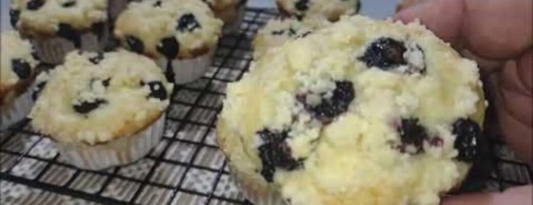 Muffin De Mirtilo Com Farofinha Crocante De Limão é Leve, Frutado E Perfeito Para Um...