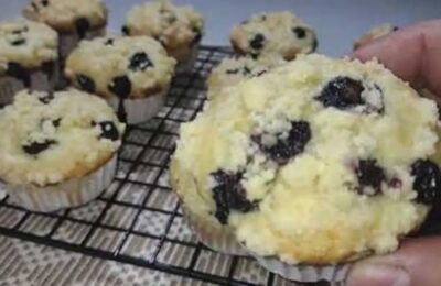 Muffin De Mirtilo Com Farofinha Crocante De Limão é Leve, Frutado E Perfeito Para Um...