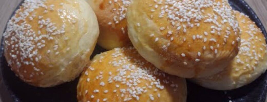 O Pão De Hambúrguer Caseiro Fofinho Com Gergelim é Perfeito Para Lanches. Aprenda A Fazer...