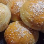 O Pão De Hambúrguer Caseiro Fofinho Com Gergelim é Perfeito Para Lanches. Aprenda A Fazer...