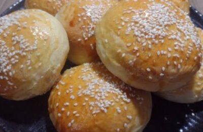 O Pão De Hambúrguer Caseiro Fofinho Com Gergelim é Perfeito Para Lanches. Aprenda A Fazer...