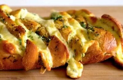 Pão De Alho Com Queijo Na Churrasqueira Ou Forno