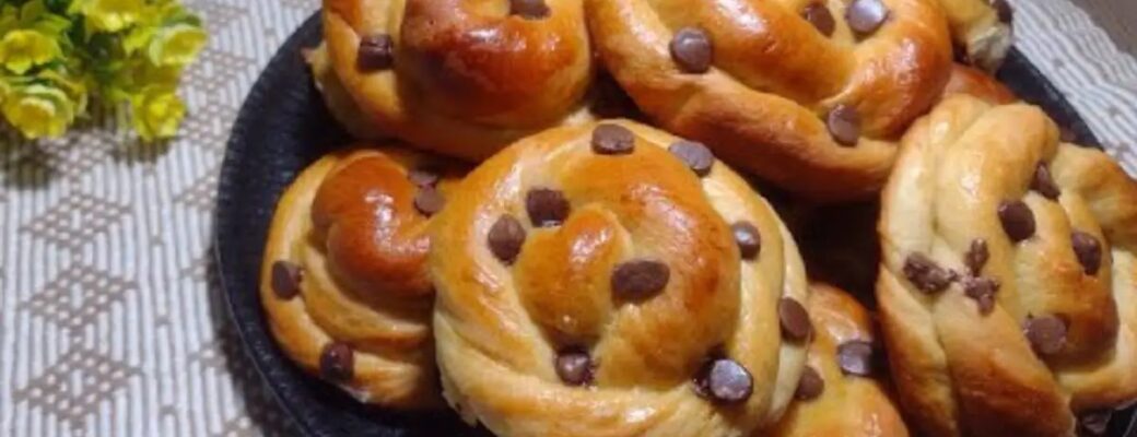 O Pãozinho Caseiro Com Gotas De Chocolate é Perfeito Para O Lanche Da Tarde, Com...