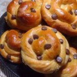 O Pãozinho Caseiro Com Gotas De Chocolate é Perfeito Para O Lanche Da Tarde, Com...