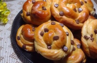 O Pãozinho Caseiro Com Gotas De Chocolate é Perfeito Para O Lanche Da Tarde, Com...