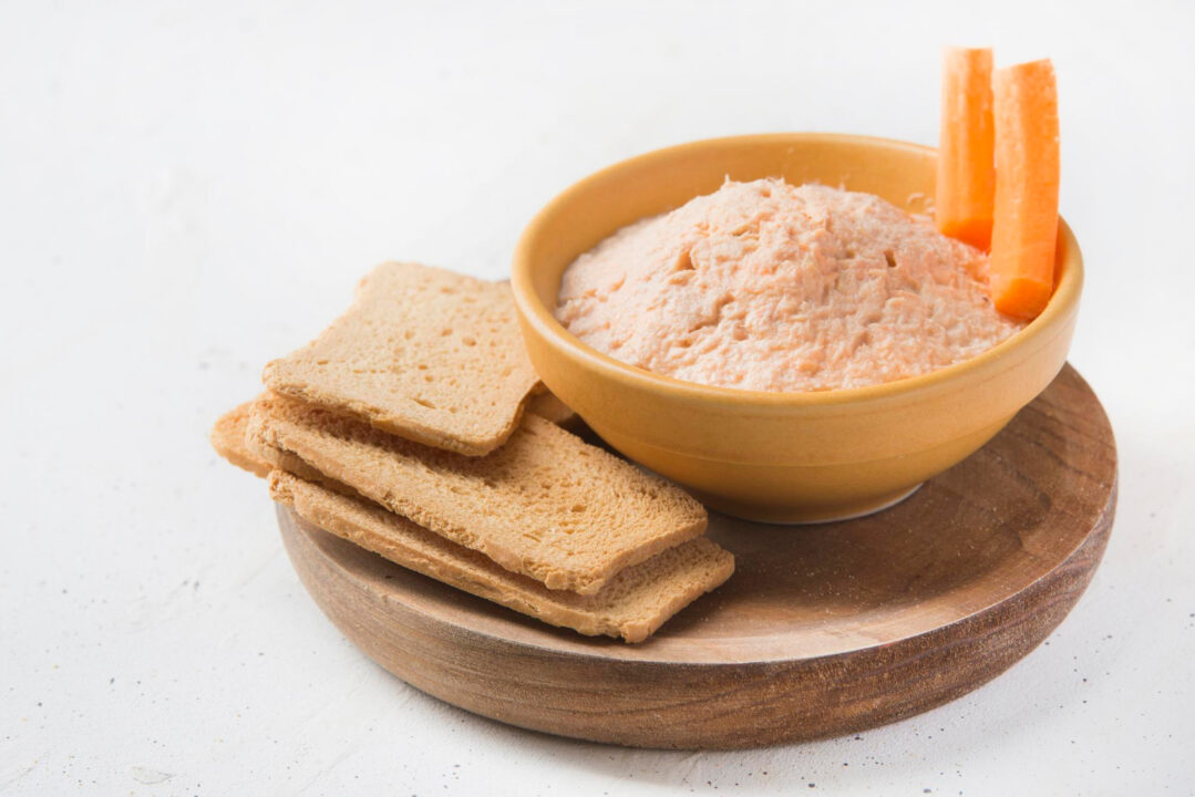 Patê de frango cremoso e fácil com gosto de lanche de infância