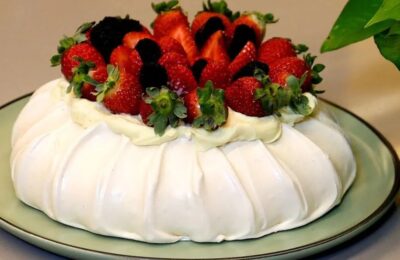 Pavlova Perfeita Com Creme E Frutas