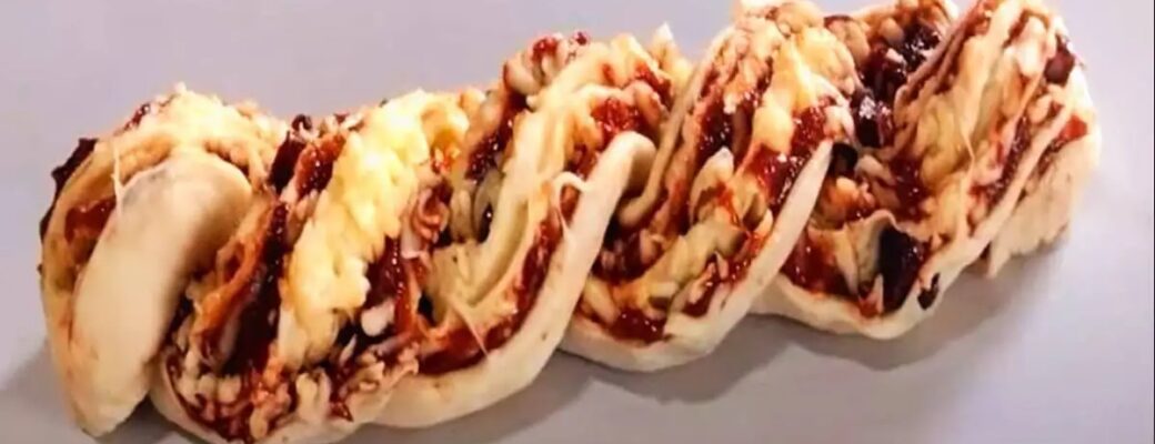Rosca Doce Romeu E Julieta Com Massa Macia Leve Une Goiabada E Queijo Em Uma...