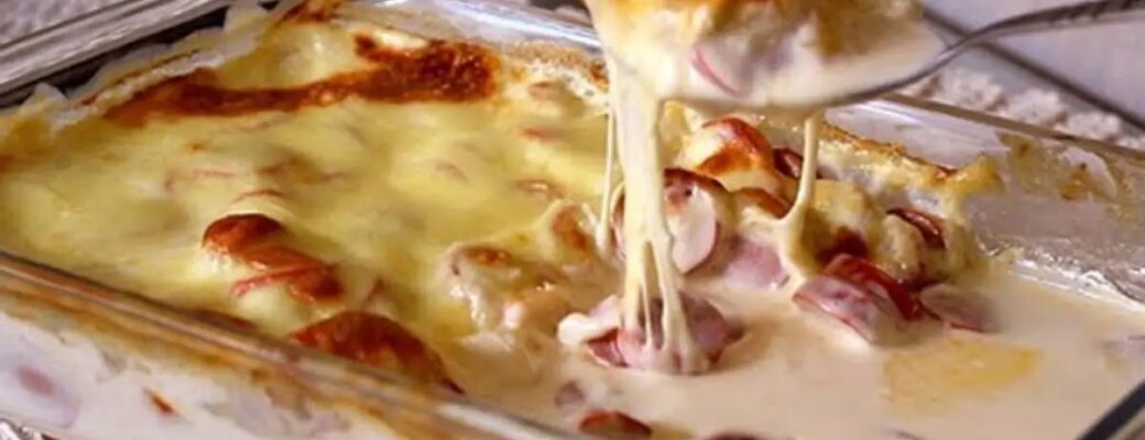 Salsicha Assada Com Queijo E Molho Cremoso é Uma Receita Rápida, Prática E Deliciosa, Perfeita...