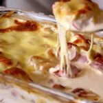 Salsicha Assada Com Queijo E Molho Cremoso é Uma Receita Rápida, Prática E Deliciosa, Perfeita...