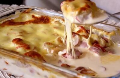Salsicha Assada Com Queijo E Molho Cremoso é Uma Receita Rápida, Prática E Deliciosa, Perfeita...