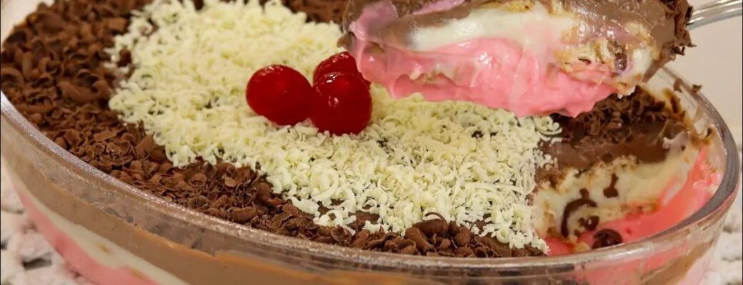 Sobremesa Napolitana Com Creme De Morango, Baunilha E Chocolate....