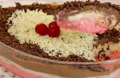 Sobremesa Napolitana Com Creme De Morango, Baunilha E Chocolate....