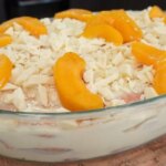 Sobremesa Gelada De Pêssego Com Camadas Cremosas E Toque De Chocolate Branco....