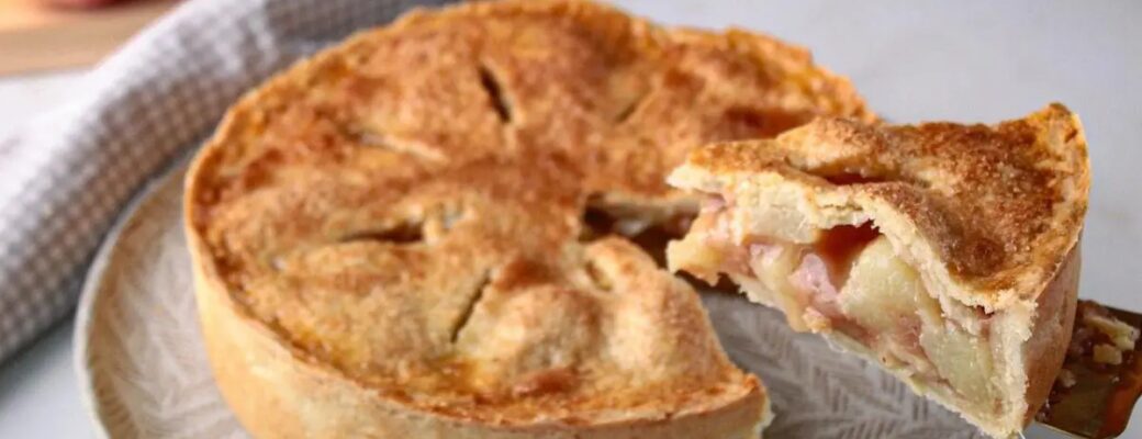 Torta De Pêssego Com Pedaços Suculentos E Massa Crocante....