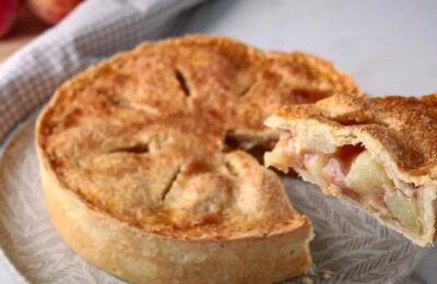 Torta De Pêssego Com Pedaços Suculentos E Massa Crocante....