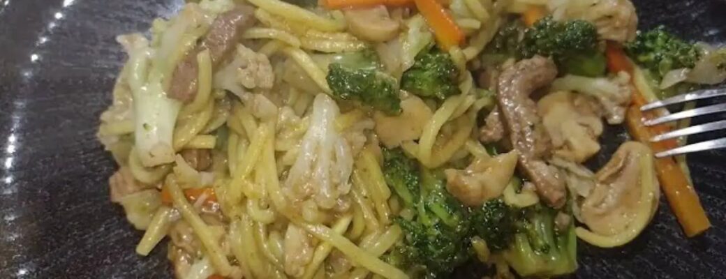 O Yakisoba Caseiro Com Ingredientes Simples E Fáceis é Uma Receita Prática E Deliciosa, Feita...