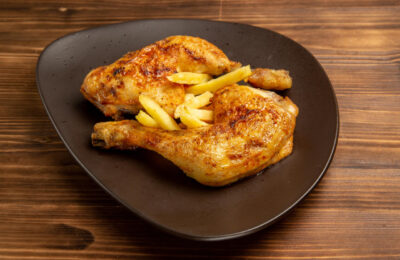 Coxa De Frango Assada Com Batata Que Lembra Almoço De Domingo Em Família